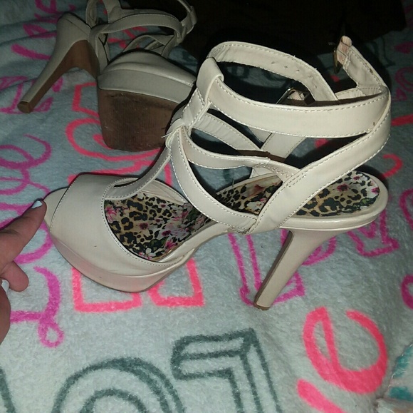 Heels - Picture 2 of 3